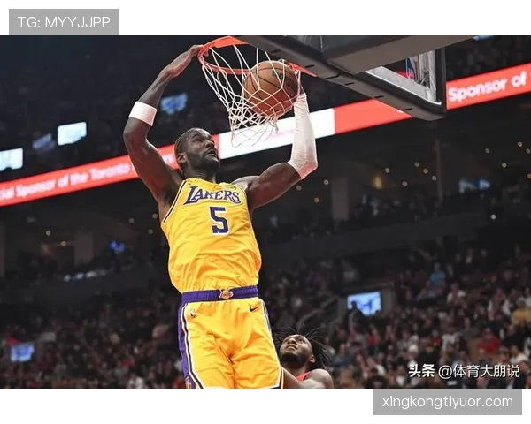 戴维斯内线统治力拉开空间，防守覆盖改变湖人攻防结构