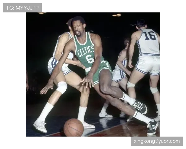 比尔·拉塞尔篮板霸主对比贾巴尔高效防守塑冠军基石