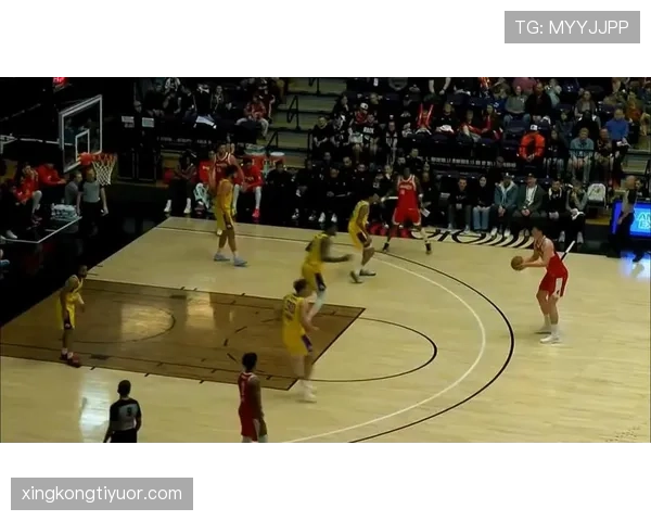 挡拆后外线拉开空间，威廉姆斯由防守转为稳定射手